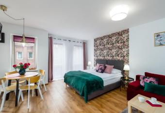 Sleepway Apartments - English Dream allows 18 year olds to book a room