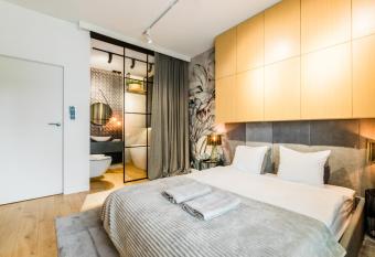 Apartament nad jeziorem D  ugim Le  na # 28 allows 18 year olds to book a room