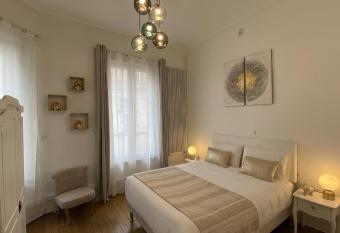 Villa Raymond Poincare has Balcony rooms