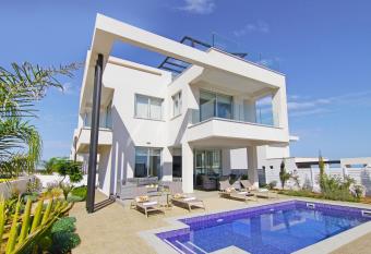 Villa Amelia has Balcony rooms