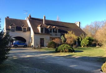 la VILLA B Chantilly allows 18 year olds to book a room