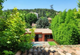 Maison du Lavoir allows 18 year olds to book a room