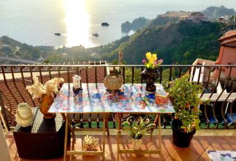 2 bedrooms appartement with sea view enclosed garden and wifi at Taormina 2 km away from the beach has Smoking/Balcony rooms