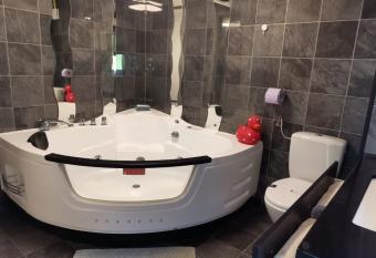 San Marco Vip has rooms with a private hot tub