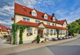 Brauereigasthof Zum L  wenbr  u has Balcony rooms