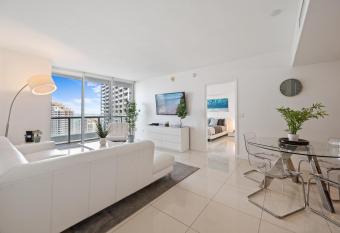 Icon Brickell-29th Floor Ocean Views-Free Spa has rooms with a private hot tub