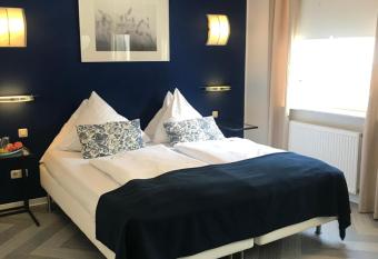 bensons hotel allows 18 year olds to book a room