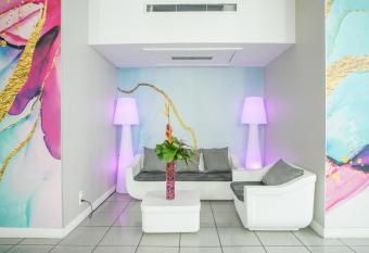 Karibea La Valmeni  re H  tel allows 18 year olds to book a room