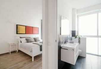 Mark s Gallery Apartment by MyHomeInComo allows 18 year olds to book a room