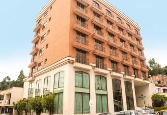 Hotel Dinastia Real allows 18 year olds to book a room