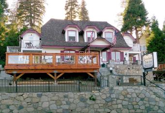 Arrowhead Lake Inn has Balcony rooms