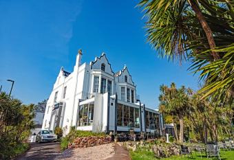 The Sherwood Palm Hotel, Torquay Beach allows 18 year olds to book a room
