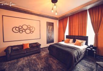 Hotel Bellavista Deta has rooms with a private hot tub