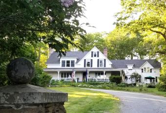 Timbercliffe Cottage Inn has Balcony rooms