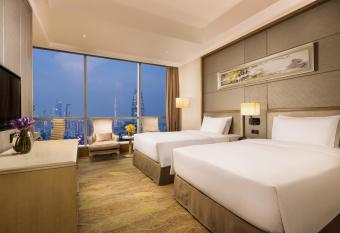 DoubleTree by Hilton Guangzhou has rooms with a private hot tub