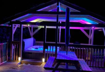 Balintombuie has rooms with a private hot tub