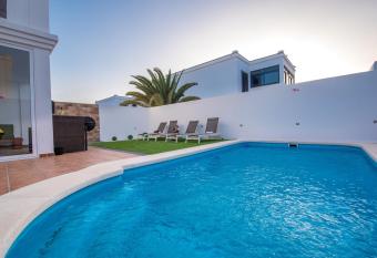 2 bedrooms villa with shared pool furnished terrace and wifi at playa blanca 2 km away from the beach has Balcony rooms