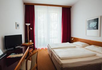 HK Hotel D  sseldorf City allows 18 year olds to book a room