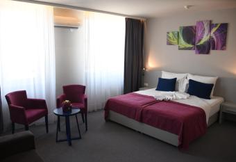 Hotel Kragujevac has rooms with a private hot tub