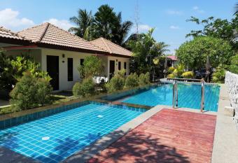 Laemsai Resort has Balcony rooms