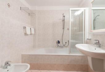 Hotel Kaserhof has rooms with a private hot tub