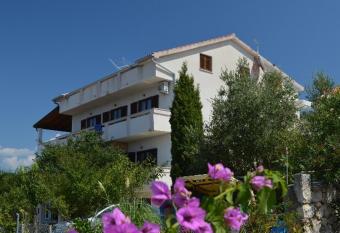 Apartments Josip has Balcony rooms