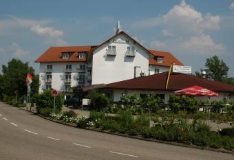 TIPTOP Hotel am Hochrhein has rooms with a private hot tub