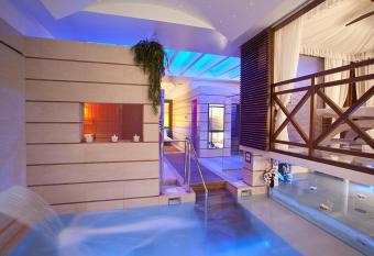 Hotel Estense allows 18 year olds to book a room