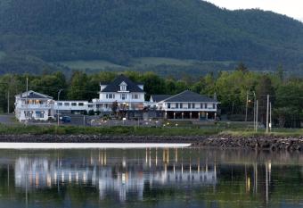 H  tel Aquamer allows 18 year olds to book a room