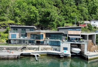 Panoramaresort in Hardangerfjorden With boat to rent - leilighet i sj  kanten ved Hardangerfjorden for 7 personer has Balcony rooms