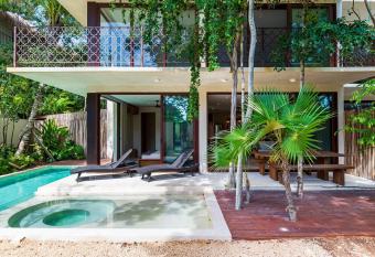 Casa Wahh has rooms with a private hot tub