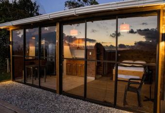 Hotel Nativos Real Guatape has rooms with a private hot tub