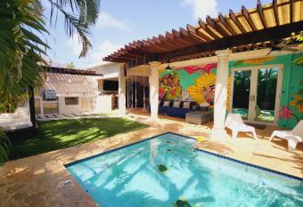 Relaxing Oasis with Pool heater and Cabana has rooms with a private hot tub