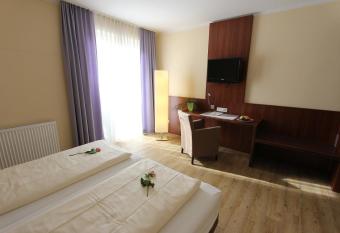 Akzent Hotel Restaurant Jonathan allows 18 year olds to book a room