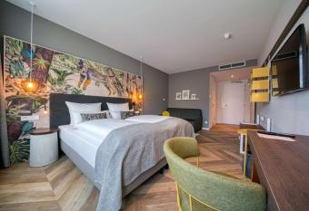 NinetyNine Amsterdam Airport allows 18 year olds to book a room