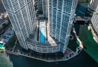 Brickell Avenue URBAN RESORT has rooms with a private hot tub