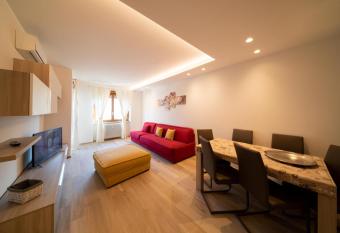 Blue Moon - Via Parigi Apartments has Balcony rooms