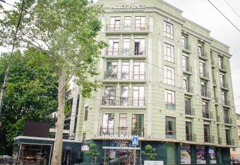 Alice Place Hotel allows 18 year olds to book a room