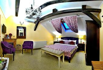 Vila SaraDa Boutique has rooms with a private hot tub