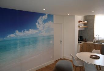 Lou Le Lavandou allows 18 year olds to book a room