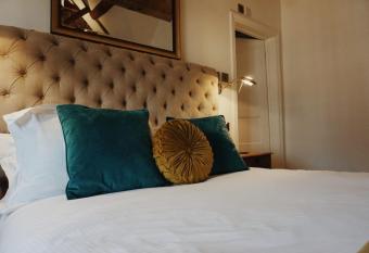 Upstairs at 33 - Self check in boutique accommodation in Worcester Centre allows 18 year olds to book a room