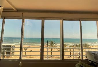 Frente al mar, a 10 metros de la playa, vistas incre  bles del mar, reformado 2021 !!! has Balcony rooms