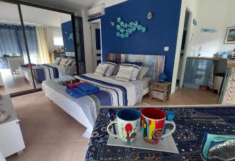 Dans UN JARDIN BB et JACUZZI allows 18 year olds to book a room