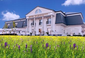 Hotel Splendor has Balcony rooms