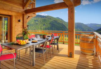 Chalet Sabaroc - OVO Network has rooms with a private hot tub