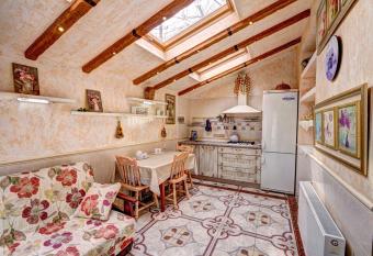                has rooms with a private hot tub