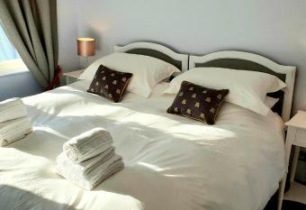 Maugersbury Park Suite allows 18 year olds to book a room