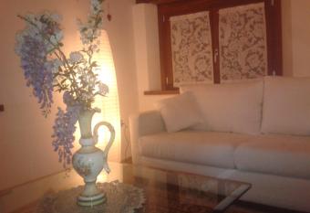 Alloggio Agrituristico Conte Ottelio has rooms with a private hot tub