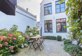 Hotel Bla Bla allows 18 year olds to book a room