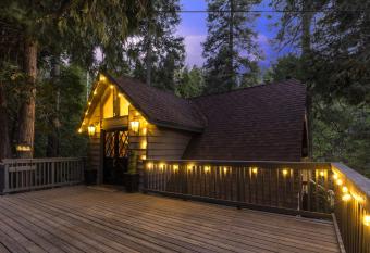 The Lodge in Lake Arrowhead has Balcony rooms